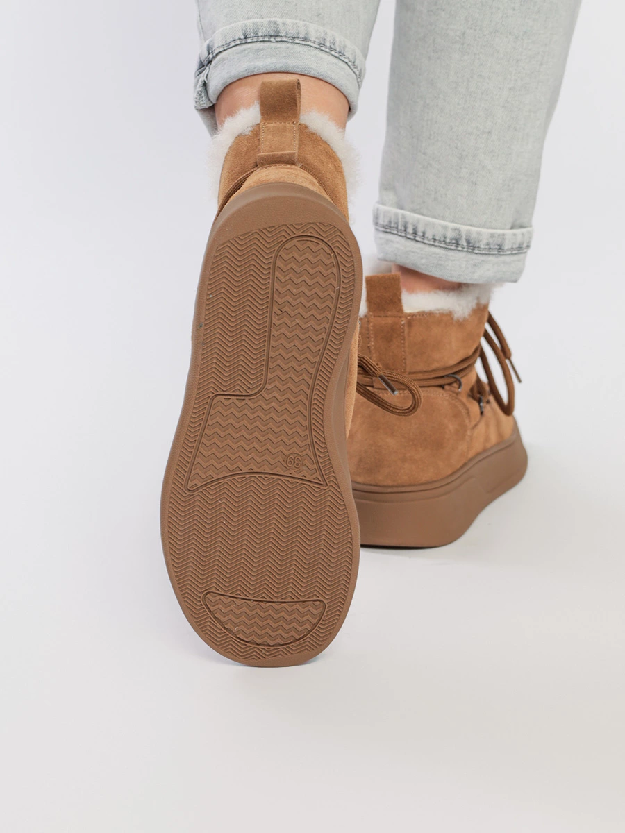 Ботинки светло-коричневого цвета с меховой оторочкой